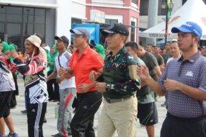 Ribuan Warga Antusias Ikuti Jalan Sehat Hari Pahlawan dan HUT ke-26 Korem 051/Wkt