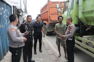 Petugas Tindak Tegas Truk Tanah Langgar Jam Operasional, 13 Truk Dikandangi, 9 Truk Diputar Balik