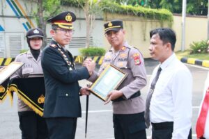 Kapolres Metro Jakarta Utara Pimpin Upacara Hari Pahlawan dan Pemberian Penghargaan untuk Personel Berprestasi