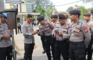 Polres Kediri Kota Adakan Pengecekan HP Anggota Usai Apel, Pastikan Tak Gunakan Aplikasi Judol