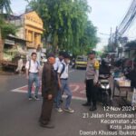 Antisipasi Tawuran Pelajar, Bhabinkamtibmas Johar Baru Pengamanan dan Pemantauan Pelajar SMK Kampung Jawa