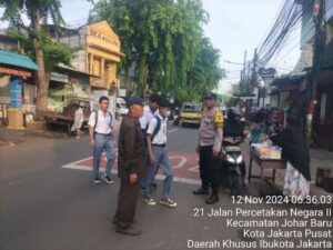 Antisipasi Tawuran Pelajar, Bhabinkamtibmas Johar Baru Pengamanan dan Pemantauan Pelajar SMK Kampung Jawa