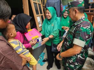 Berikan Tambahan Nutrisi Anak Stunting Oleh Danramil 03 Pasar Rebo Bersama Tiga Pilar