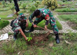 Hijaukan dan Lestarikan Lingkungan, Koramil 04/Jatiasih Lakukan Penanaman Pohon di TPU Jatisari