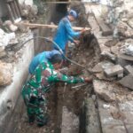 Babinsa Koramil 05/Tanah Abang Bersama Sudin Tata Air Laksanakan Perbaikan Selokan Air