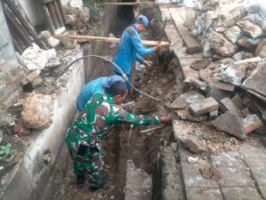 Babinsa Koramil 05/Tanah Abang Bersama Sudin Tata Air Laksanakan Perbaikan Selokan Air