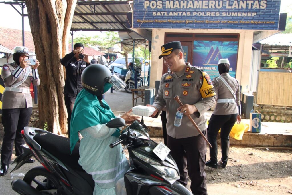 Jumat Berkah, Kapolres Sumenep Bersama Anggota Satlantas Bagikan Nasi Kotak