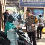 Jumat Berkah, Kapolres Sumenep Bersama Anggota Satlantas Bagikan Nasi Kotak