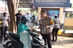 Jumat Berkah, Kapolres Sumenep Bersama Anggota Satlantas Bagikan Nasi Kotak