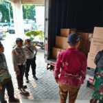 Polsek Duren Sawit Amankan Pendistribusian Logistik KPU Tahap III dari KPU Jakarta Timur