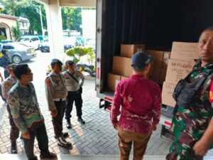Polsek Duren Sawit Amankan Pendistribusian Logistik KPU Tahap III dari KPU Jakarta Timur