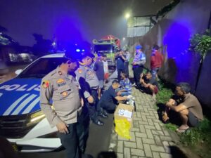 Sat Resnarkoba Polres Metro Tangkot Gelar Tes Urine untuk Supir Truk sebagai Upaya Pencegahan Penyalahgunaan Narkoba