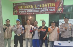 Pengamanan Logistik Pilkada DKI Jakarta 2024 Di Kantor PPK Kecamatan Menteng