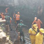 Karya Bhakti Koramil Cipayung, Bersihkan Sampah di Sepanjang Jalan Bantar Jati