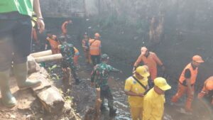 Karya Bhakti Koramil Cipayung, Bersihkan Sampah di Sepanjang Jalan Bantar Jati