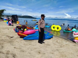 Patroli Ke Tempat Wisata Pantai, Polsek Balige Imbau Pengunjung Utamakan Keselamatan
