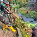 Cegah Banjir Jelang Musim Penghujan, Babinsa Koramil 03/Teluk Pucung Bersama Tiga Pilar dan Warga Laksanakan Karya Bakti
