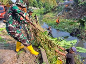 Cegah Banjir Jelang Musim Penghujan, Babinsa Koramil 03/Teluk Pucung Bersama Tiga Pilar dan Warga Laksanakan Karya Bakti