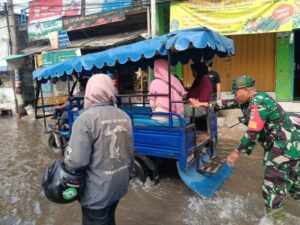 Babinsa Koramil-02/Penjaringan Laksanakan Pemantauan Banjir Rob