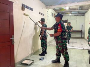 Sinergi Tiga Pilar, Koramil 05/Kramatjati Bantu Pengecatan Kantor Sekretariat RW.06