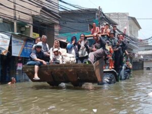 Dandim 0502 Jakarta Utara Tinjau Banjir Rob di Muara Angke Bersama PJ Gubernur dan Wali Kota