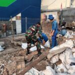 Bersama Sudin Tata Air Babinsa koramil 04/Gambir Bersihkan Saluran Air
