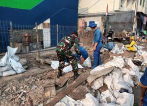 Bersama Sudin Tata Air Babinsa koramil 04/Gambir Bersihkan Saluran Air