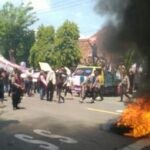 Ratusan Warga Kediri Datangi Perhutani dan Blokir Jalan, Tuntut Copot Ketua LMDH