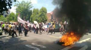 Ratusan Warga Kediri Datangi Perhutani dan Blokir Jalan, Tuntut Copot Ketua LMDH
