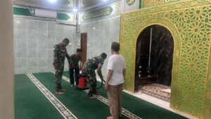 Cegah Munculnya Wabah Penyakit, Koramil Matraman Karya Bakti Bersihkan Rumah Ibadah Masjid