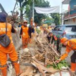 Penuh Kebersamaan Babinsa Koramil 01/Menteng dan PPSU Laksanakan Pembersihan Lingkungan