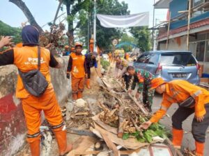 Penuh Kebersamaan Babinsa Koramil 01/Menteng dan PPSU Laksanakan Pembersihan Lingkungan