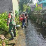 Cegah Banjir dan Penyebaran Wabah Penyakit, Babinsa Ciketing Udik Bersama Warga Bersihkan Kali