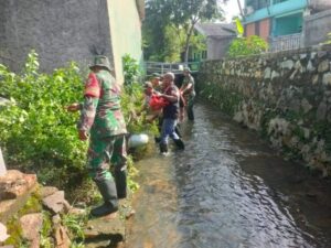 Cegah Banjir dan Penyebaran Wabah Penyakit, Babinsa Ciketing Udik Bersama Warga Bersihkan Kali
