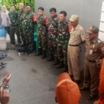 Antisipasi Saluran Air Tersumbat dan Munculnya Wabah Penyakit, Koramil 03/Pasar Rebo Giat Karya Bhakti