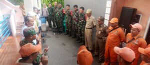 Antisipasi Saluran Air Tersumbat dan Munculnya Wabah Penyakit, Koramil 03/Pasar Rebo Giat Karya Bhakti