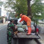 Babinsa Koramil 02/Sawah Besar Laksanakan Pembersihan Lingkungan