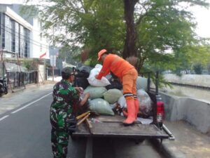 Babinsa Koramil 02/Sawah Besar Laksanakan Pembersihan Lingkungan
