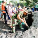 Kompak, Babinsa Koramil Kanor Bojonegoro dan Warga Tambahrejo Cor Dek Lantai 2 Gedung MI Islamiyah