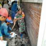 Babinsa Koramil 04/Gambir Bersama Sudin Tata Air Lakukan Pembersihan Selokan