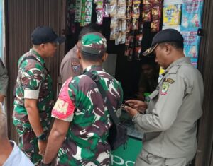 Babinsa Koramil 03/Teluk Pucung Bersama Bhabinkamtibmas dan Satpol PP Gerebek Toko Penjual Obat Terlarang