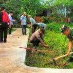 Jadikan Lingkungan Bersih dan Asri, Babinsa Koramil 02/Pondok Gede Gelar Karya Bakti dan Penanaman Pohon di Lahan Fasos