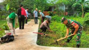 Jadikan Lingkungan Bersih dan Asri, Babinsa Koramil 02/Pondok Gede Gelar Karya Bakti dan Penanaman Pohon di Lahan Fasos