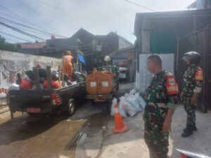 Karya Bakti Koramil 05/Kramatjati Normalisasi Saluran Air