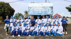 Kadiskesal Gelar Olahraga Bersama Dalam Kunjungan Kerja Di Rumkital Dr. Midiyato Suratani