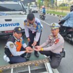 Polisi Lalu Lintas Jakarta Timur dan Petugas Gabungan Sterilisasi Ranjau Paku di Jalan DI Panjaitan