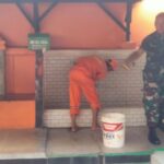Tingkatkan Kebersihan Tempat Ibadah Babinsa Koramil 04/Gambir Bersama PPSU laksanakan Pembersihan Mushola