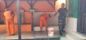 Tingkatkan Kebersihan Tempat Ibadah Babinsa Koramil 04/Gambir Bersama PPSU laksanakan Pembersihan Mushola