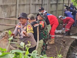 Pupuk Keakraban, Babinsa Koramil 02/Pondok Gede Bersama Warga dan Tiga Pilar Giat Grebek K3 Tingkat Kec. Jatisampurna