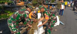 Karya Bhakti Bersihkan Fasos dan Fasum, Koramil 06/Cakung Giat Bersihkan Kali Malang